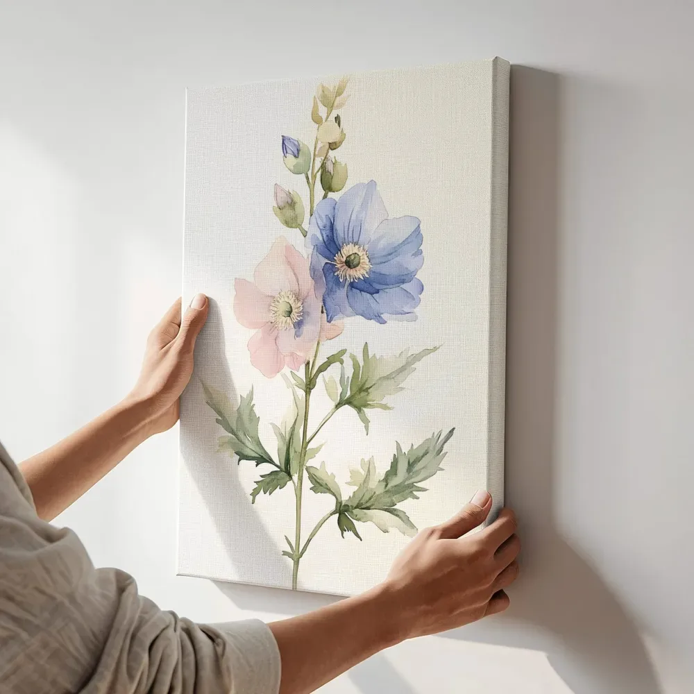 Sfeerimpressie: Blauwe en roze papavers terwijl het aan de muur wordt gehangen