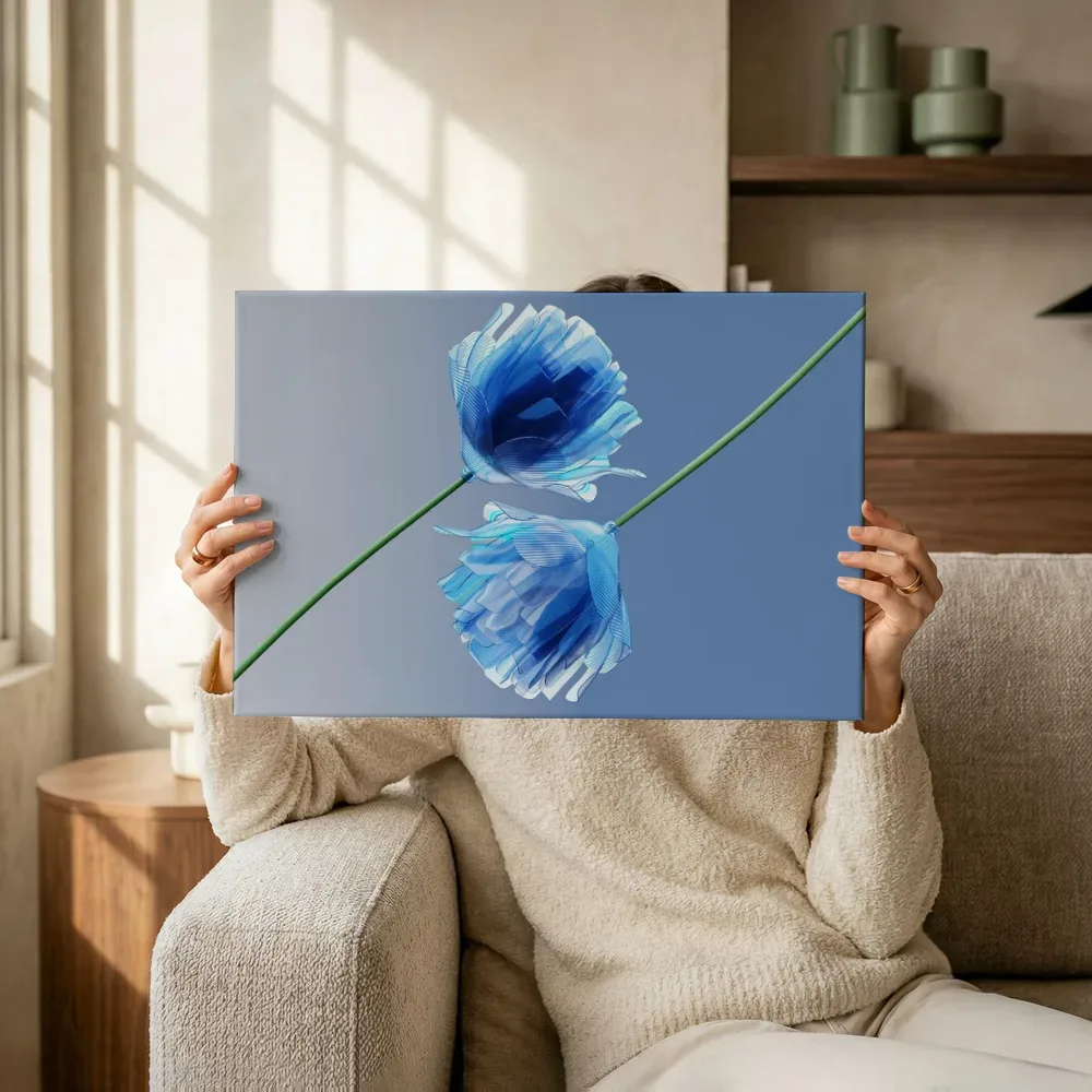 Sfeerimpressie: Blauwe glasbloemen in zwevende compositie terwijl het omhoog wordt gehouden