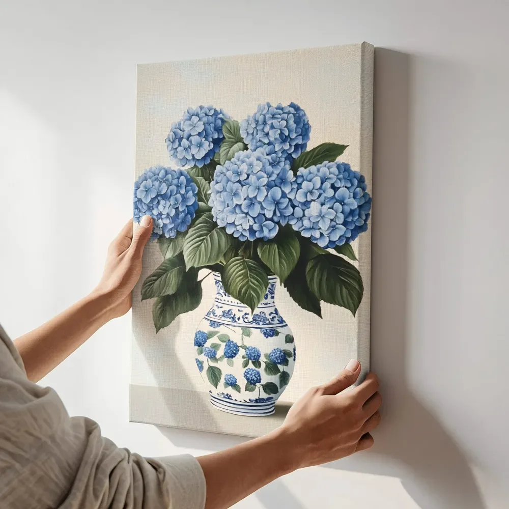 Sfeerimpressie: Lichtblauwe hortensia in porseleinen vaas terwijl het aan de muur wordt gehangen