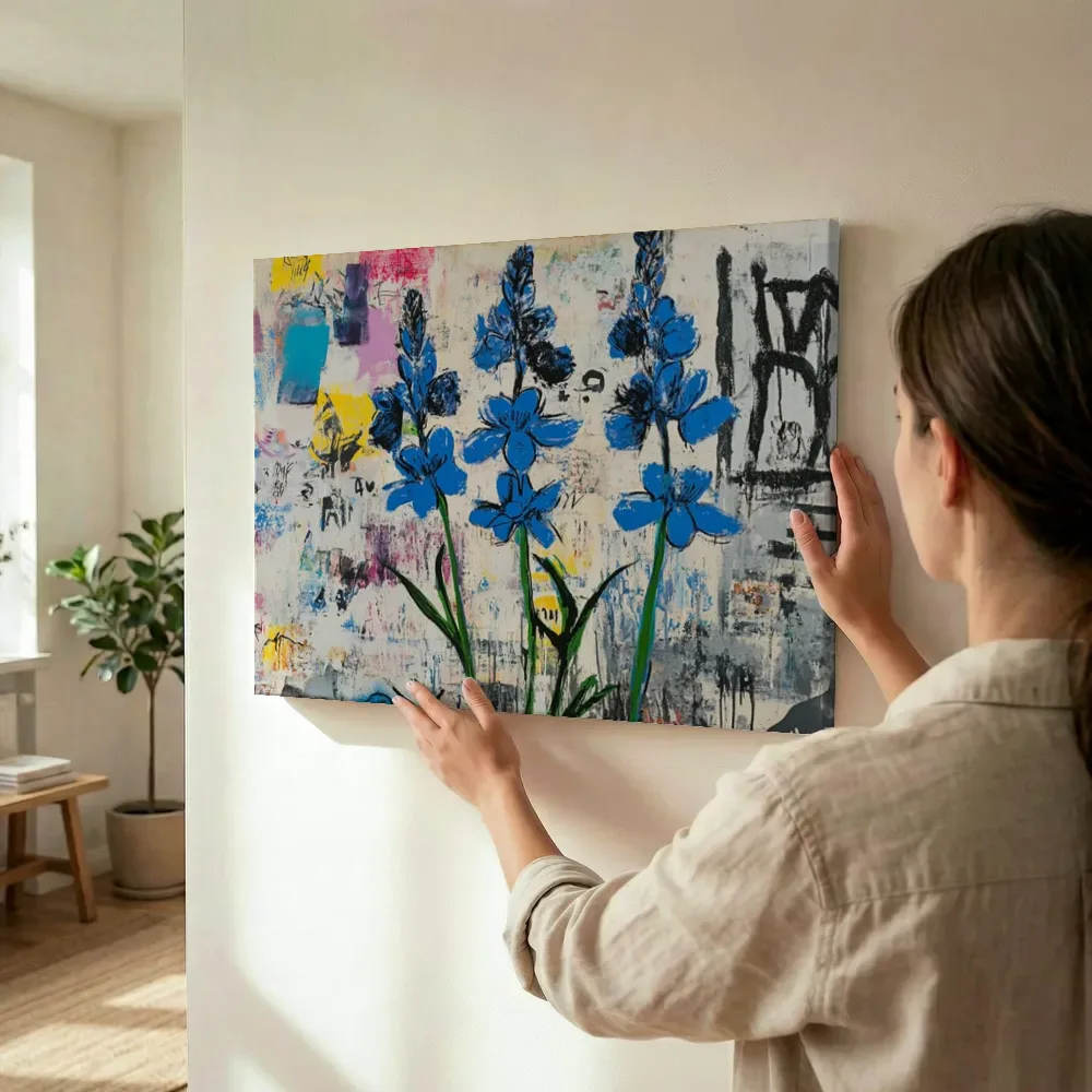 Sfeerimpressie: Blauwe hyacinten met graffiti tekst terwijl het omhoog wordt gehouden