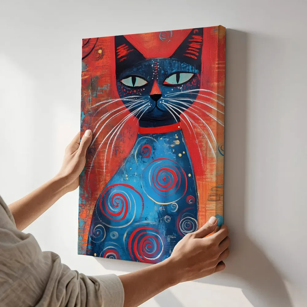 Sfeerimpressie: Blauwe kat met spiralen schilderij terwijl het aan de muur wordt gehangen