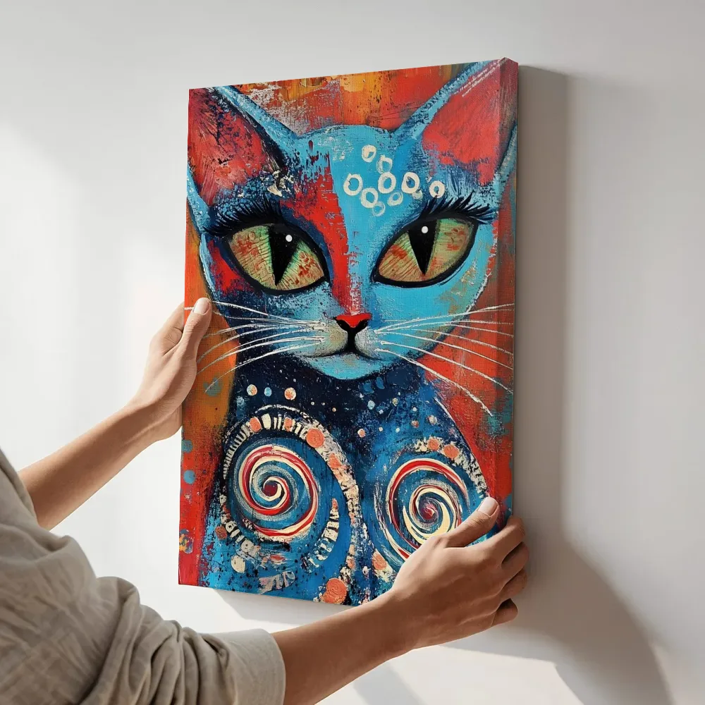 Sfeerimpressie: Blauwe kat met spiralen en groene ogen schilderij terwijl het aan de muur wordt gehangen