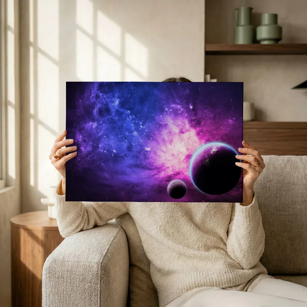 Sfeerimpressie: Blauwe nevel met twee planeten terwijl het omhoog wordt gehouden