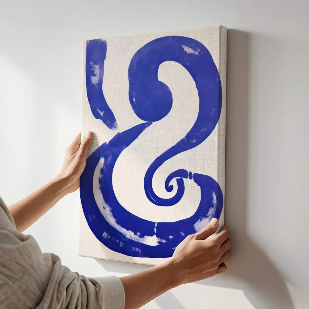 Sfeerimpressie: Blauwe penseelstreek terwijl het aan de muur wordt gehangen