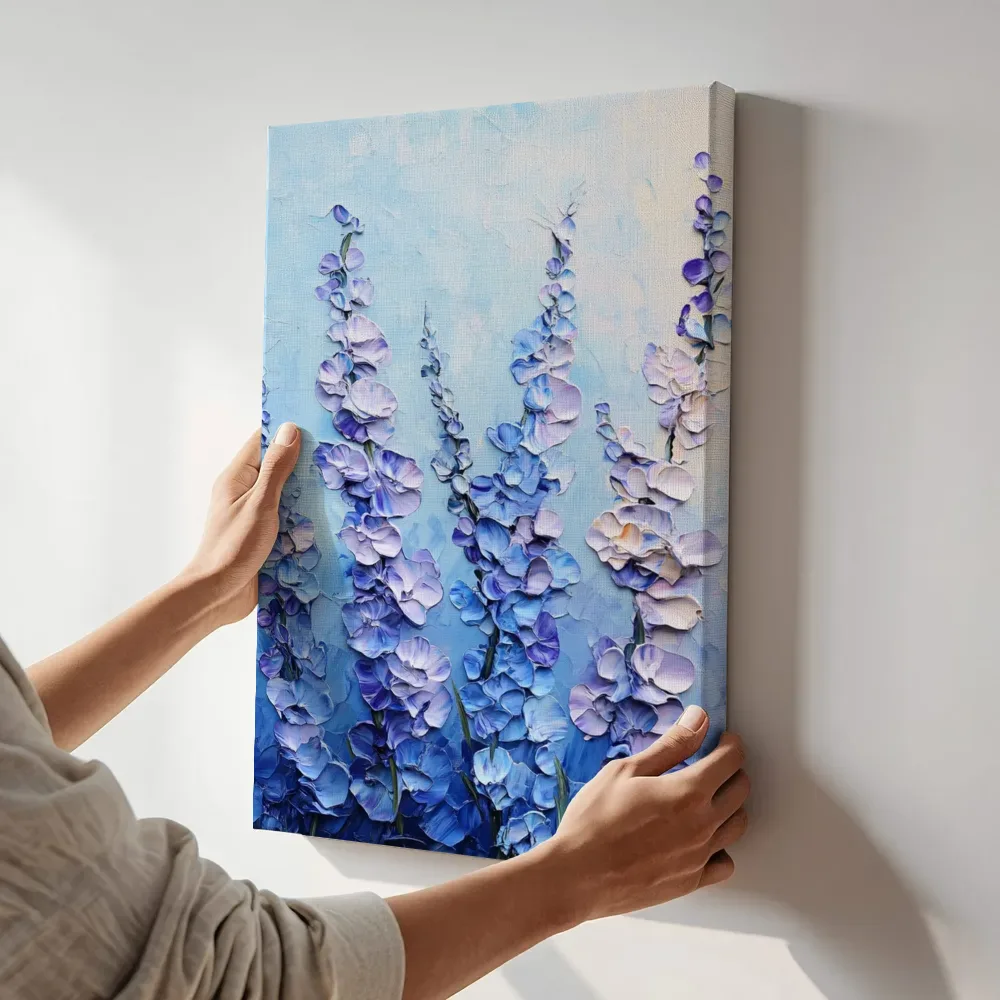 Sfeerimpressie: Blauwe ridderspoor schilderij terwijl het aan de muur wordt gehangen