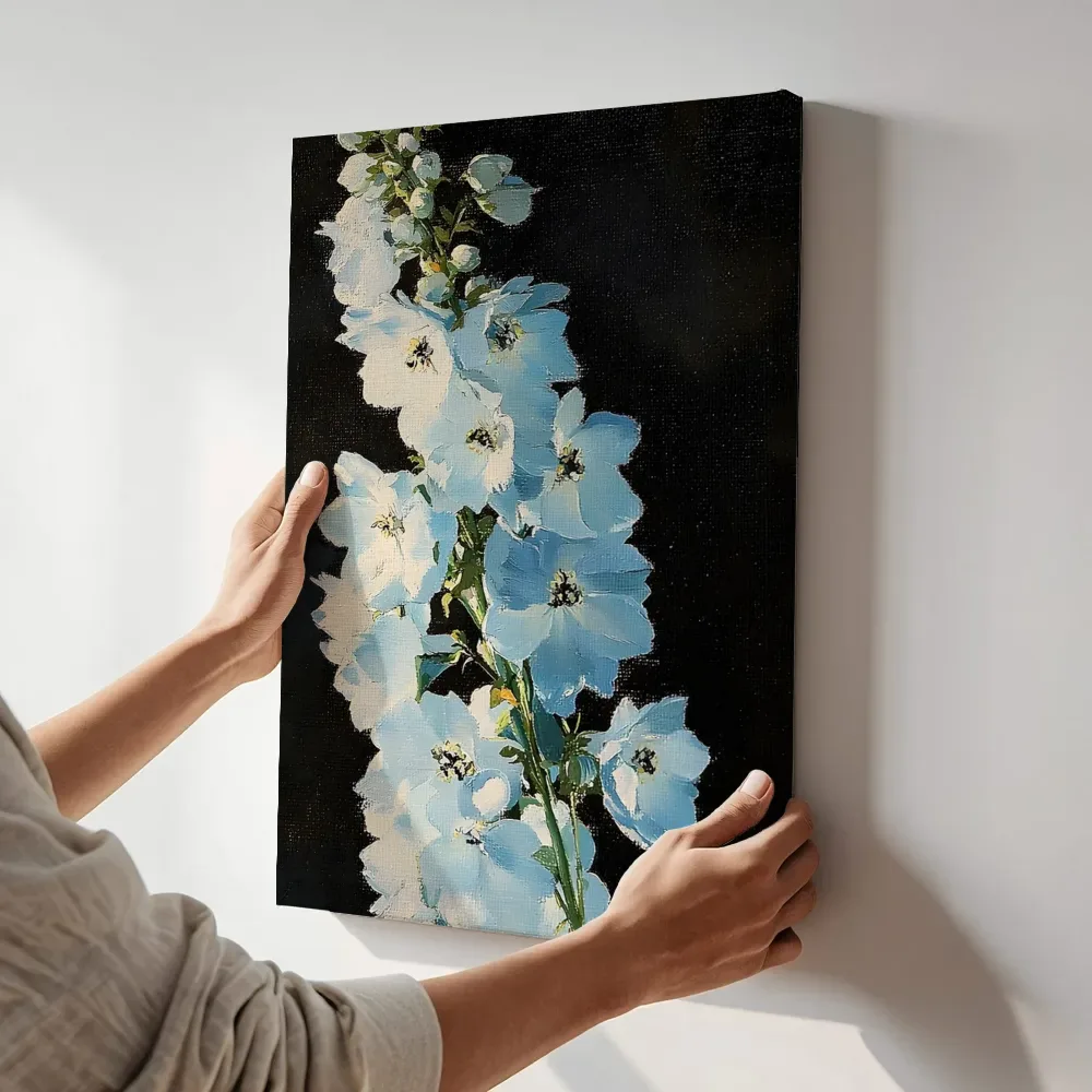 Sfeerimpressie: Blauwe ridderspoor op zwart terwijl het aan de muur wordt gehangen