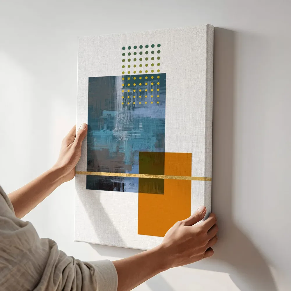Sfeerimpressie: Blauwe stippen abstractie terwijl het aan de muur wordt gehangen