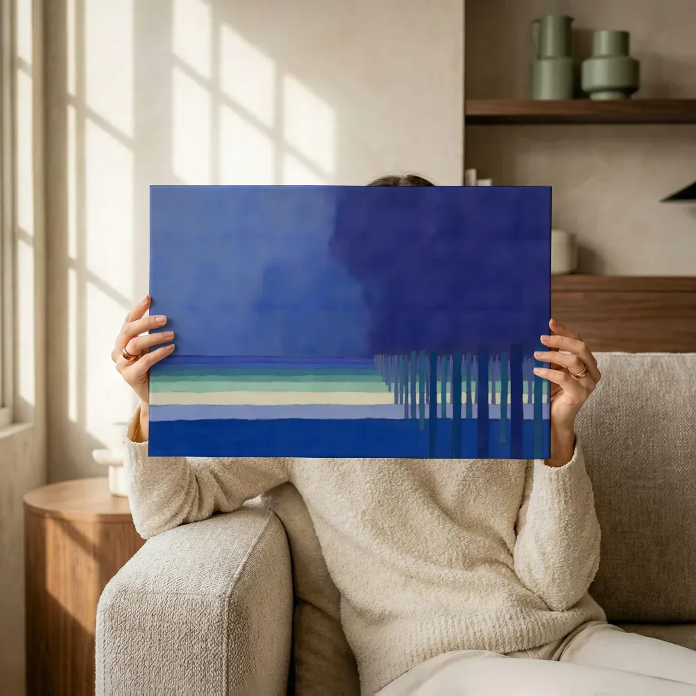Sfeerimpressie: Blauwe waterhorizon met paalrij terwijl het omhoog wordt gehouden