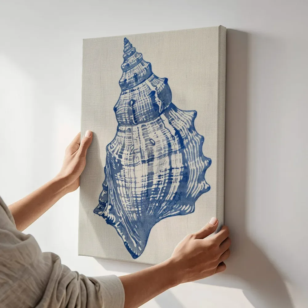 Sfeerimpressie: Blauwe wulk op linnen terwijl het aan de muur wordt gehangen