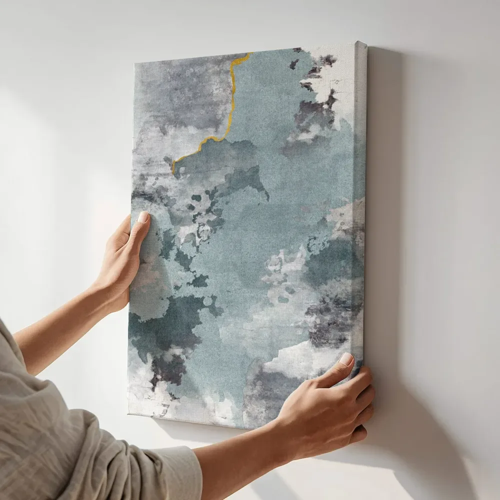 Sfeerimpressie: Blauwgrijze wolkenwas met gouden lijn terwijl het aan de muur wordt gehangen