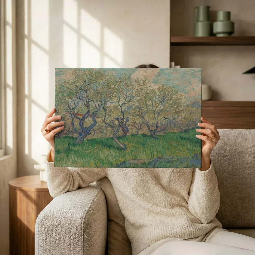Sfeerimpressie: Bloeiende boomgaard van Vincent van Gogh terwijl het omhoog wordt gehouden