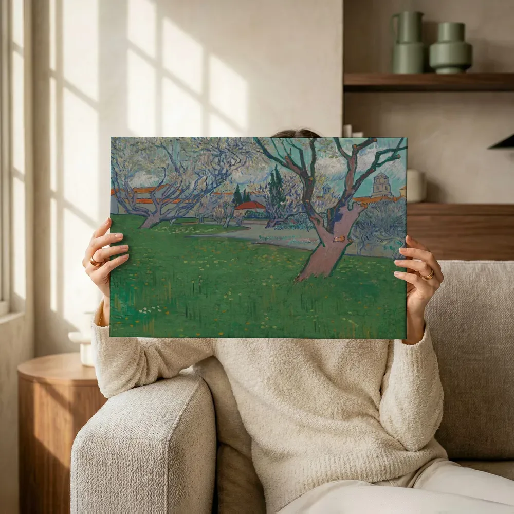 Sfeerimpressie: Bloeiende boomgaarden, gezicht op Arles van Vincent van Gogh terwijl het omhoog wordt gehouden