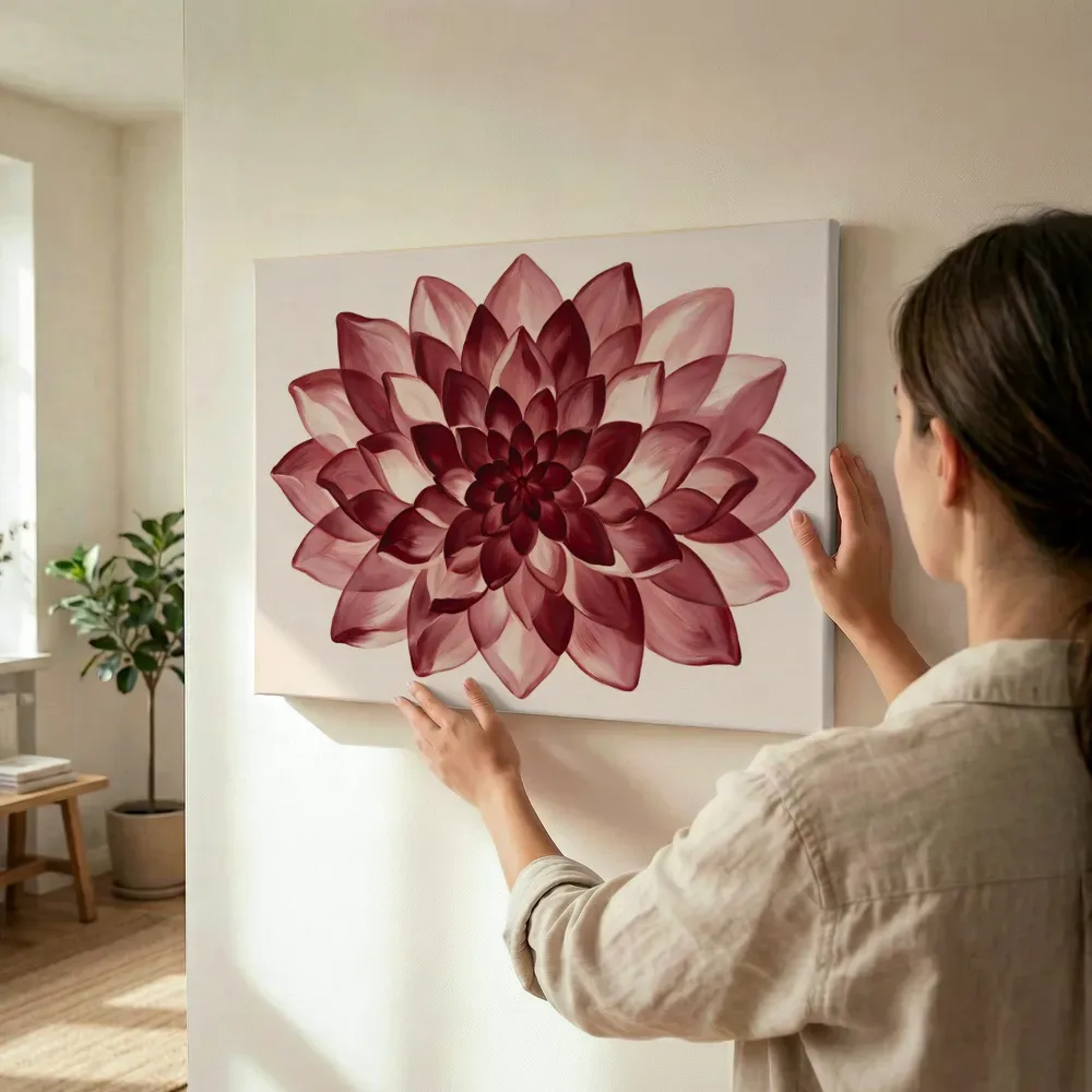 Sfeerimpressie: Bloem-mandala Modern Bauhaus in bordeaux terwijl het wordt opgehangen