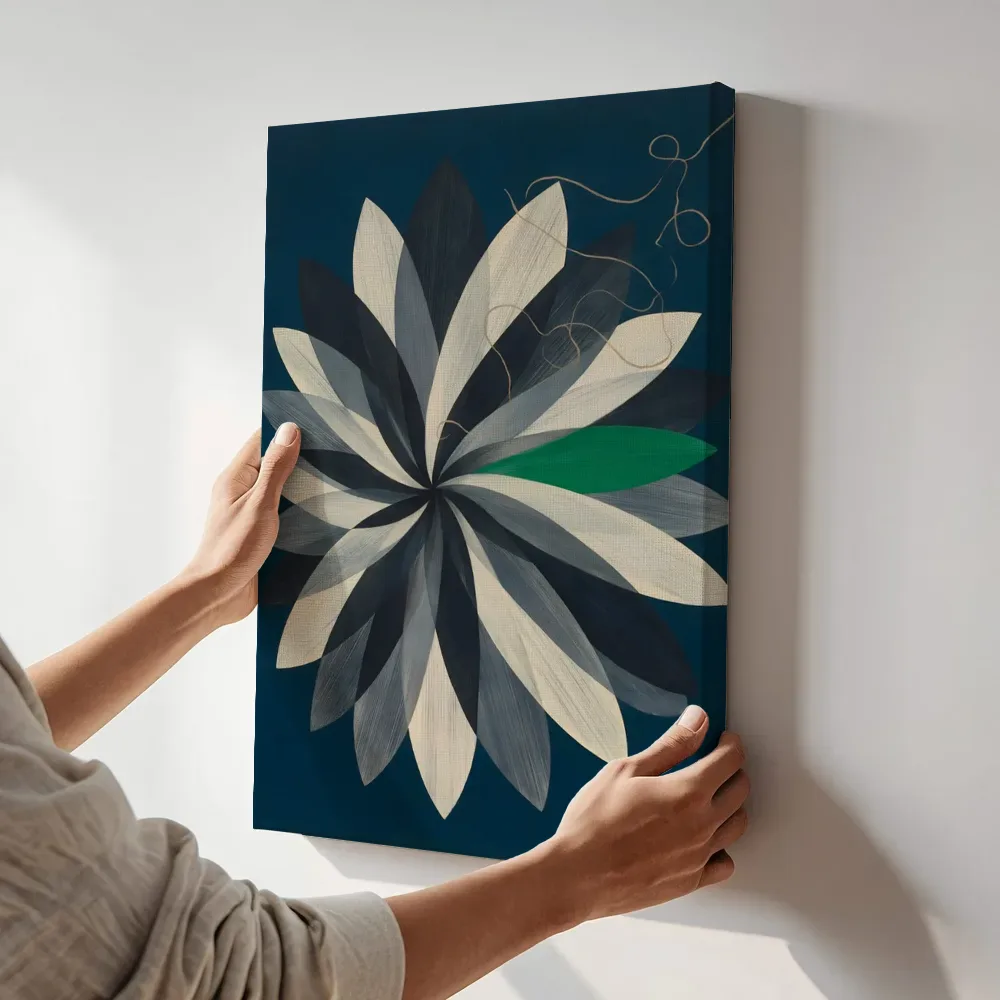 Sfeerimpressie: Bloem-mandala Modern Bauhaus in houtskoolgrijs terwijl het aan de muur wordt gehangen