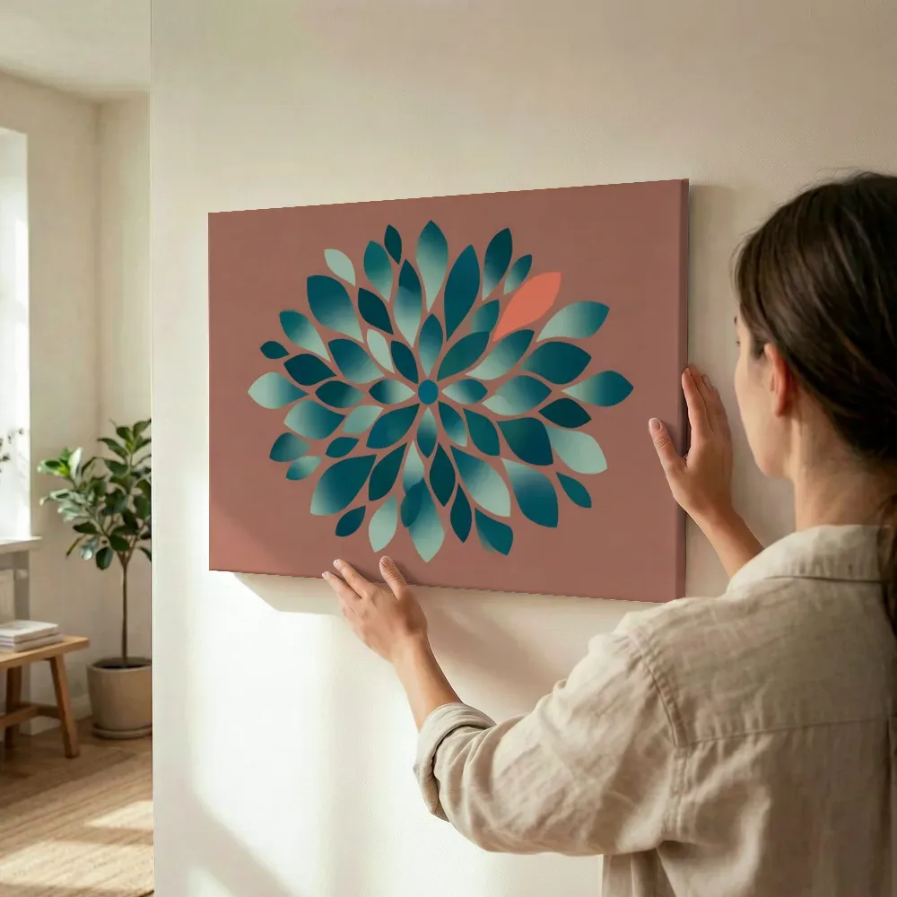 Sfeerimpressie: Bloem-mandala Modern Bauhaus in petrolblauw 4 terwijl het wordt opgehangen