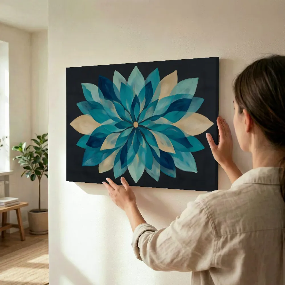 Sfeerimpressie: Bloem-mandala Modern Bauhaus in zeeblauw 2 terwijl het wordt opgehangen