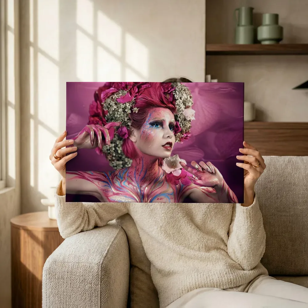 Sfeerimpressie: Bloemen bodypaint portret terwijl het omhoog wordt gehouden