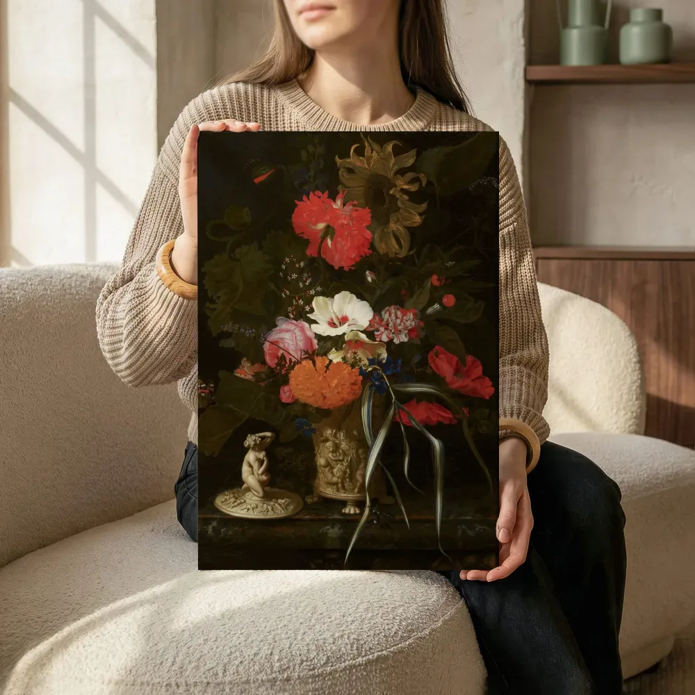 Sfeerimpressie: Bloemen in een vaas met reliëfdecoraties van Maria van Oosterwijck terwijl het zittend wordt getoond