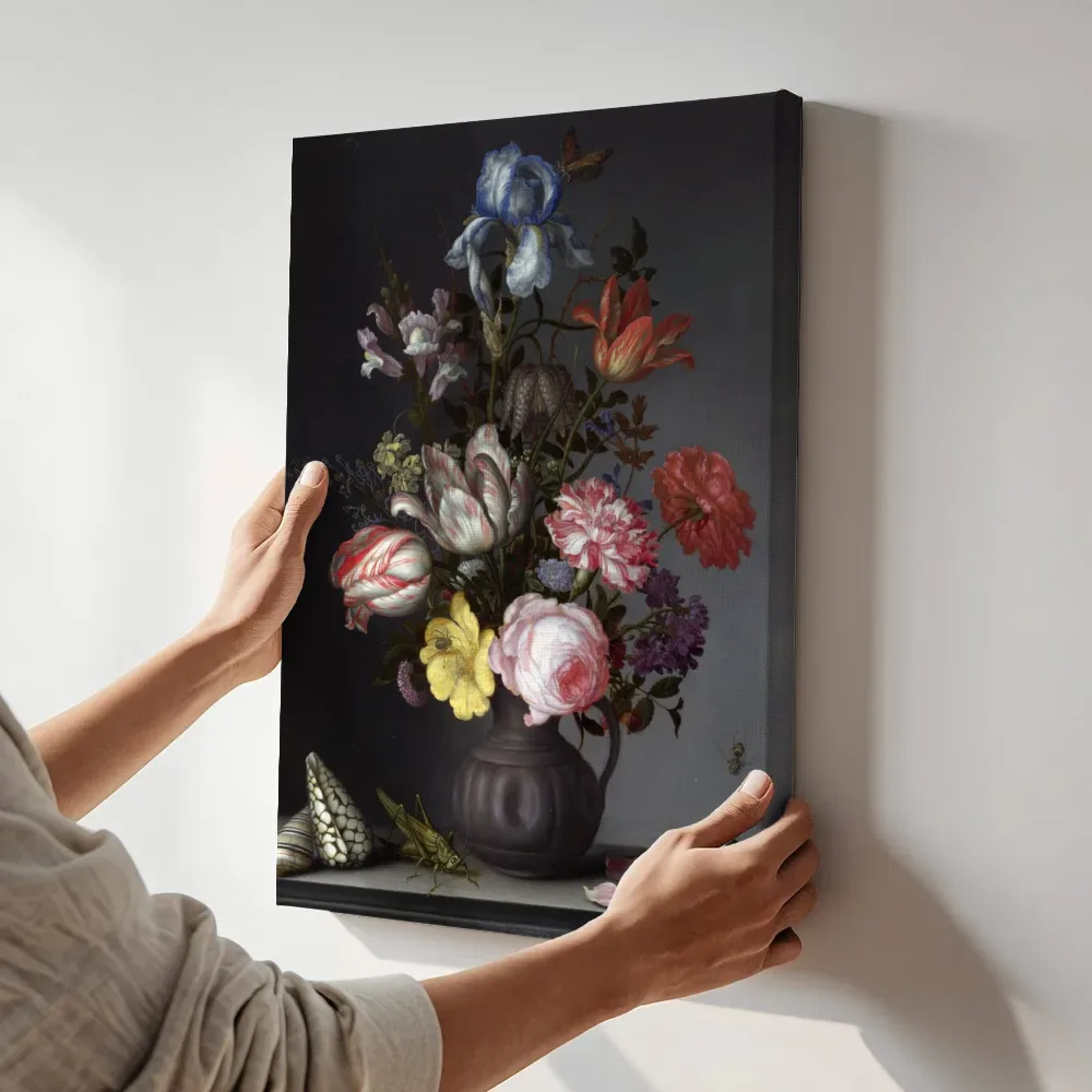 Sfeerimpressie: Bloemen in een vaas met schelpen en insecten van Balthasar van der Ast terwijl het aan de muur wordt gehangen