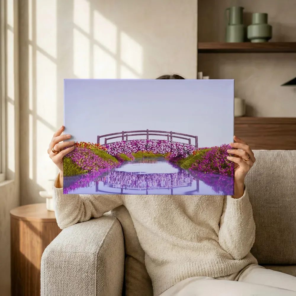 Sfeerimpressie: Bloemenbrug over paars water terwijl het omhoog wordt gehouden