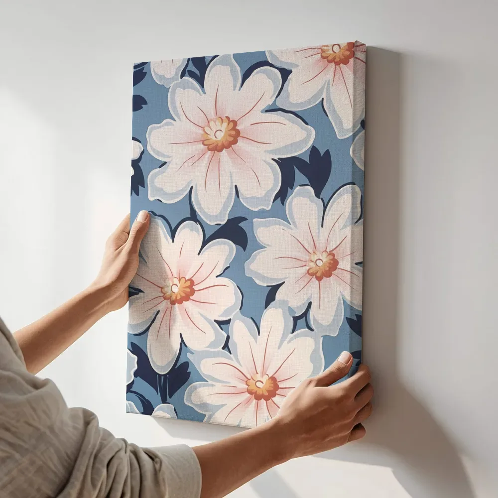 Sfeerimpressie: Bloemenpatroon blauw met crème bloesem terwijl het aan de muur wordt gehangen