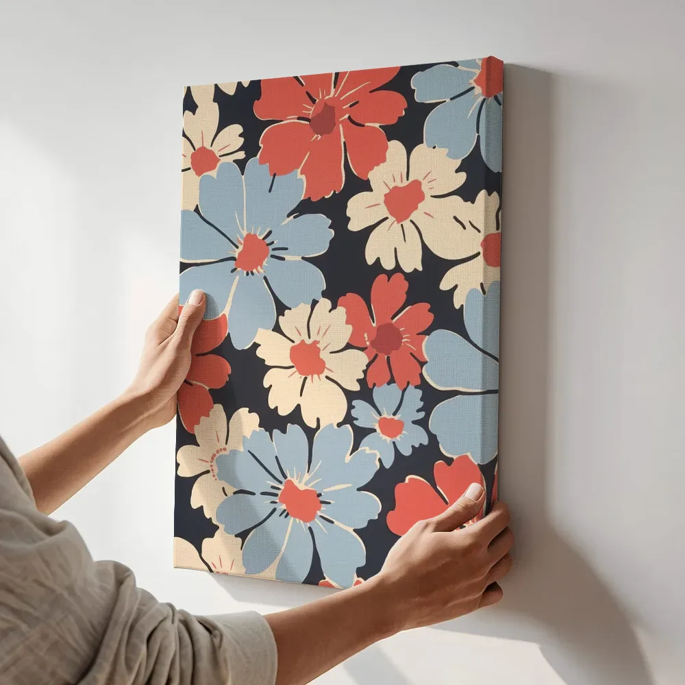 Sfeerimpressie: Bloesempatroon marineblauw met rood en crème terwijl het aan de muur wordt gehangen