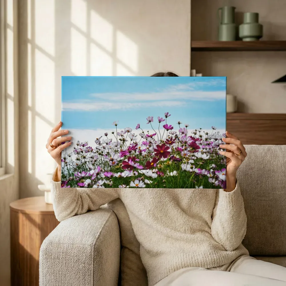 Sfeerimpressie: Bloemenveld onder blauwe lucht terwijl het omhoog wordt gehouden