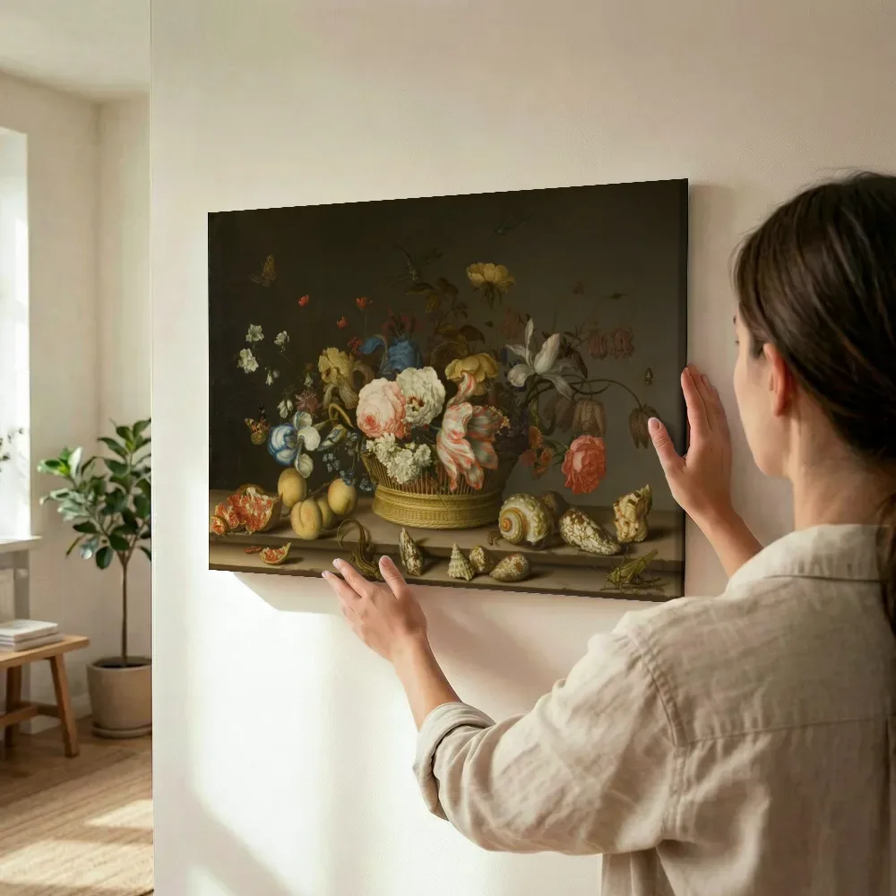 Sfeerimpressie: Bloemstilleven in een mand van Balthasar van der Ast terwijl het wordt opgehangen