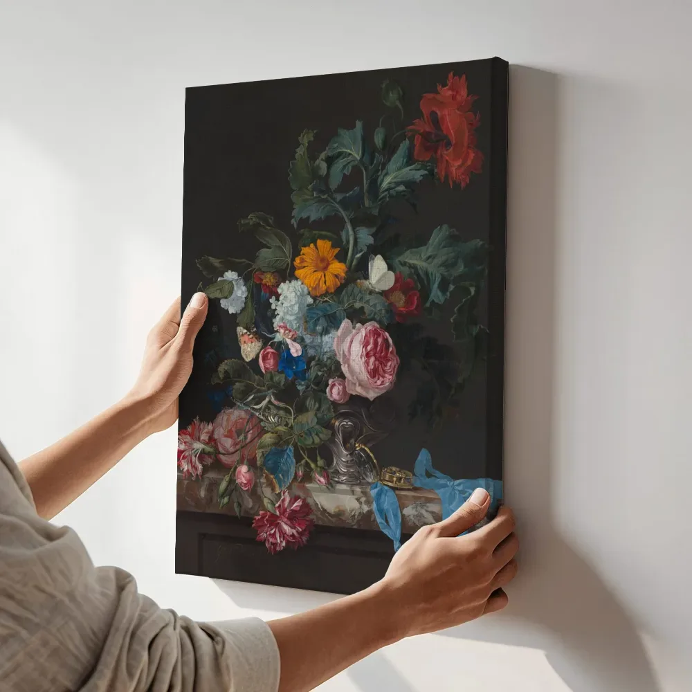 Sfeerimpressie: Bloemstilleven met horloge van Willem van Aelst terwijl het aan de muur wordt gehangen