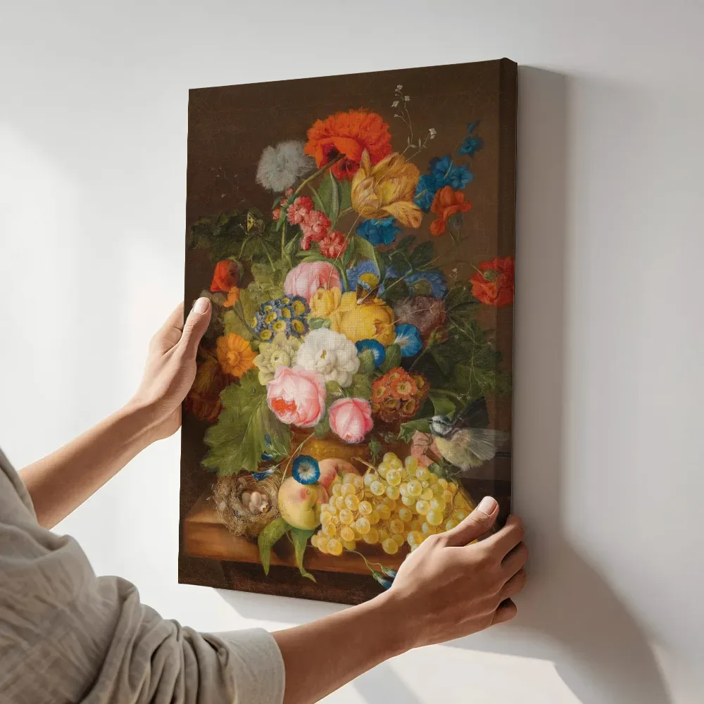 Sfeerimpressie: Bloemstuk met druiven en een vogelnest van Franz Xaver Petter terwijl het aan de muur wordt gehangen