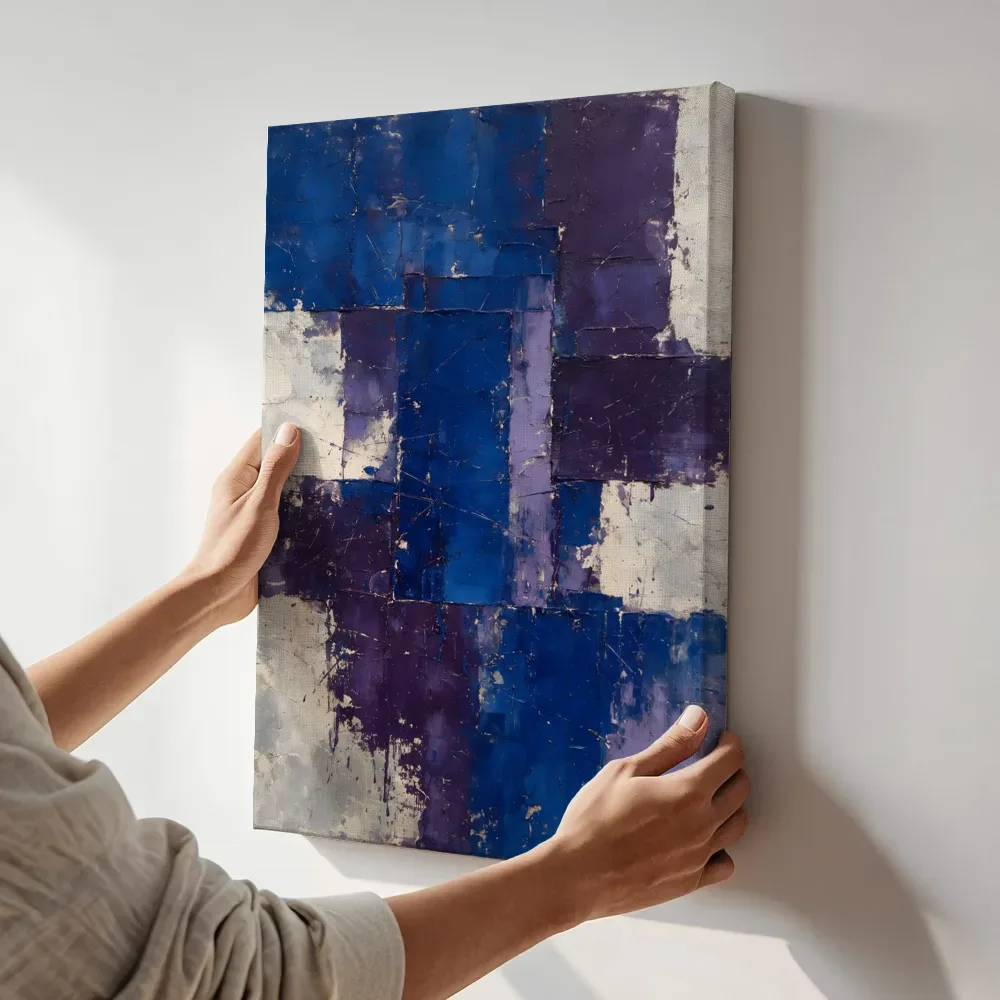 Sfeerimpressie: Blokken Meswerk in Kobalt en Violet terwijl het aan de muur wordt gehangen