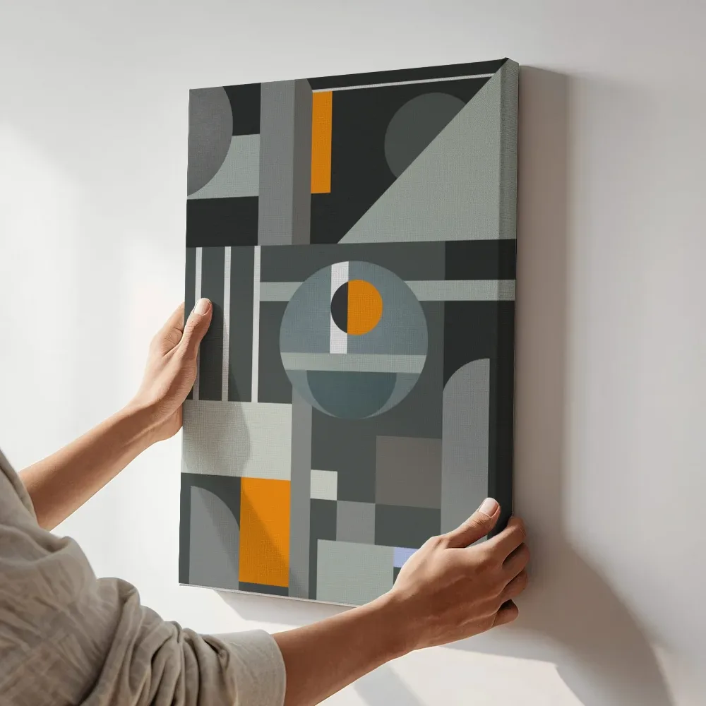 Sfeerimpressie: Blokkencompositie in grijs en oranje terwijl het aan de muur wordt gehangen