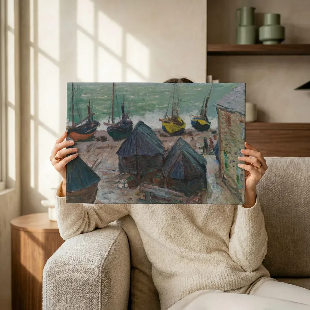 Sfeerimpressie: Boten op het strand bij Étretat van Claude Monet terwijl het omhoog wordt gehouden