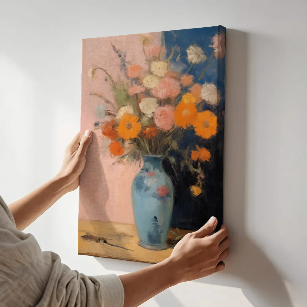 Sfeerimpressie: Boeket in blauwe vaas op roze en blauwe achtergrond terwijl het aan de muur wordt gehangen