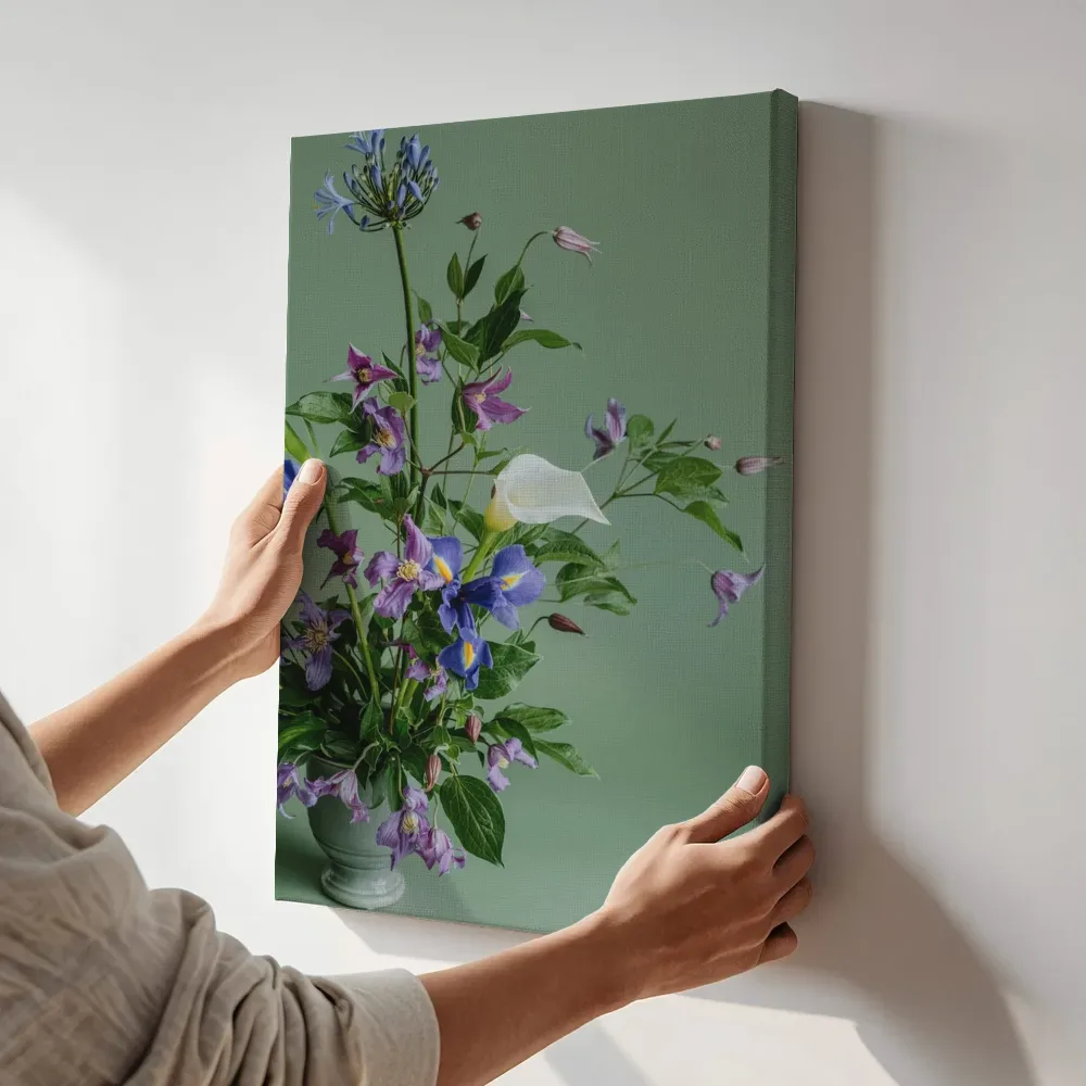 Sfeerimpressie: Weelderig boeket met iris en calla terwijl het aan de muur wordt gehangen