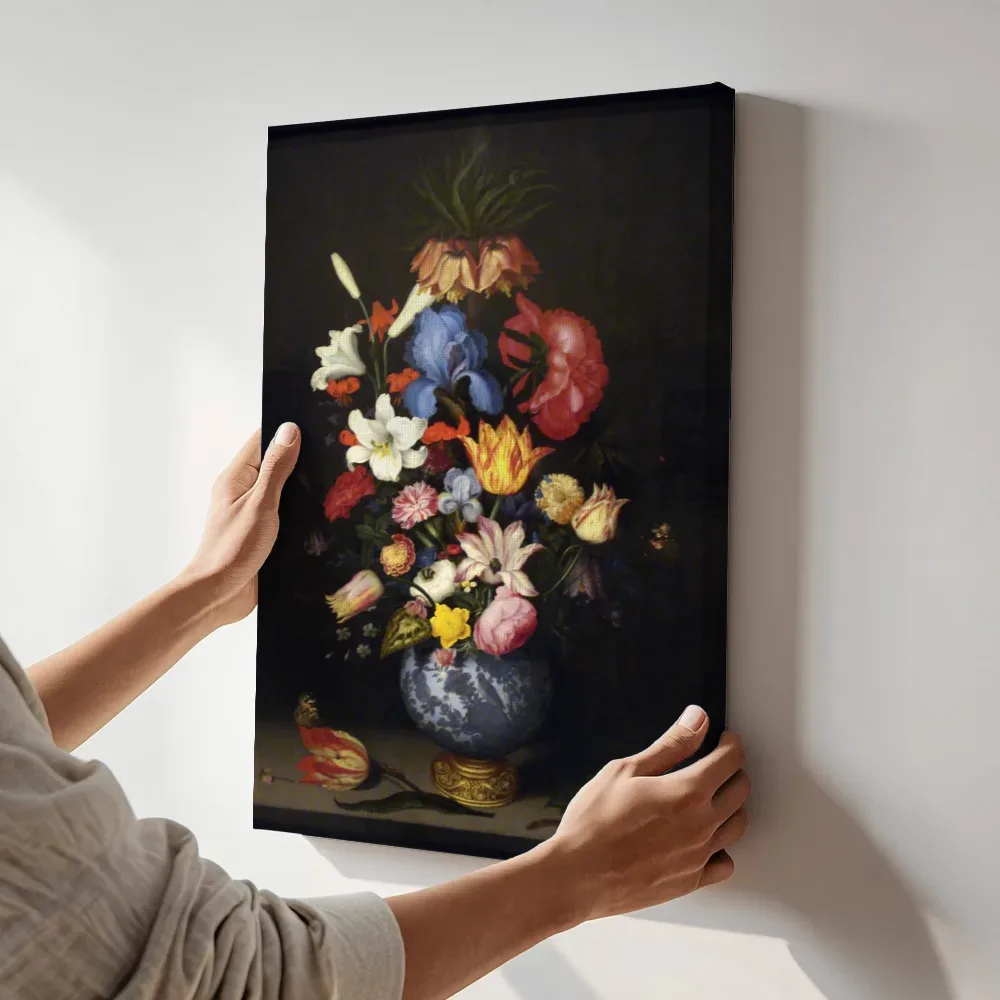Sfeerimpressie: Boeket met keizerskroon in top in een Wan Li vaas, ca. 1619 van Balthasar van der Ast terwijl het aan de muur wordt gehangen