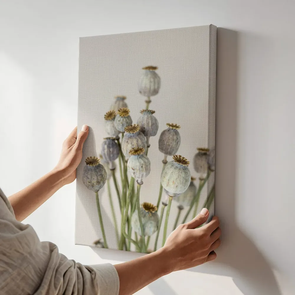 Sfeerimpressie: Boeket uitgebloeide klaprozen terwijl het aan de muur wordt gehangen