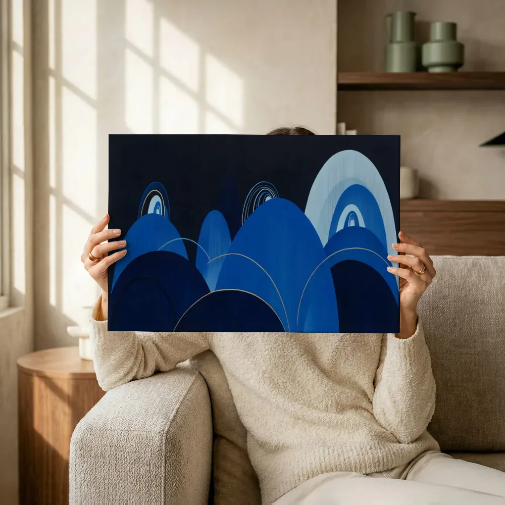 Sfeerimpressie: Bogen in maten Retro Shapes in middernachtindigo 2 terwijl het omhoog wordt gehouden
