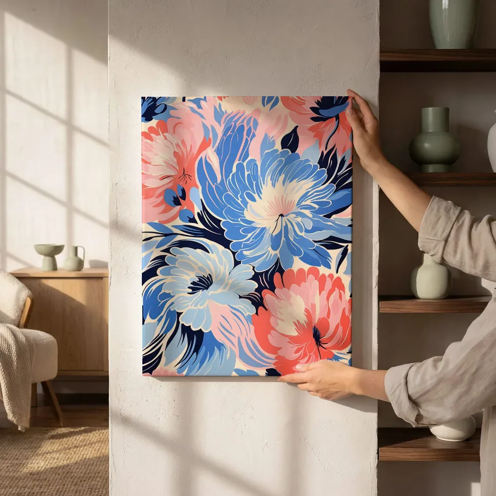 Sfeerimpressie: Bold patroon blauwe en koraalkleurige chrysanten naast de kast
