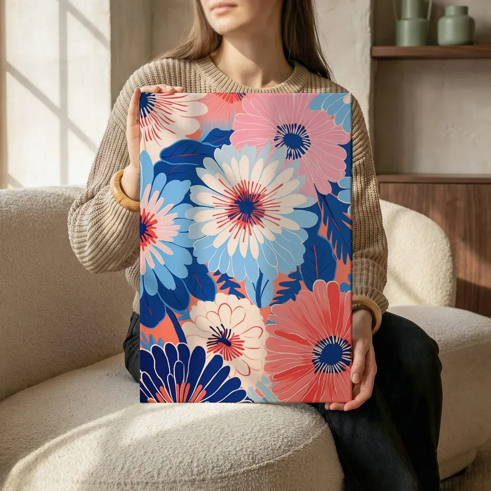 Sfeerimpressie: Bold bloemenpatroon in blauw, roze en rood terwijl het zittend wordt getoond
