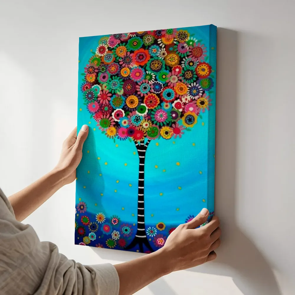 Sfeerimpressie: Boom vol gekleurde bloemen terwijl het aan de muur wordt gehangen