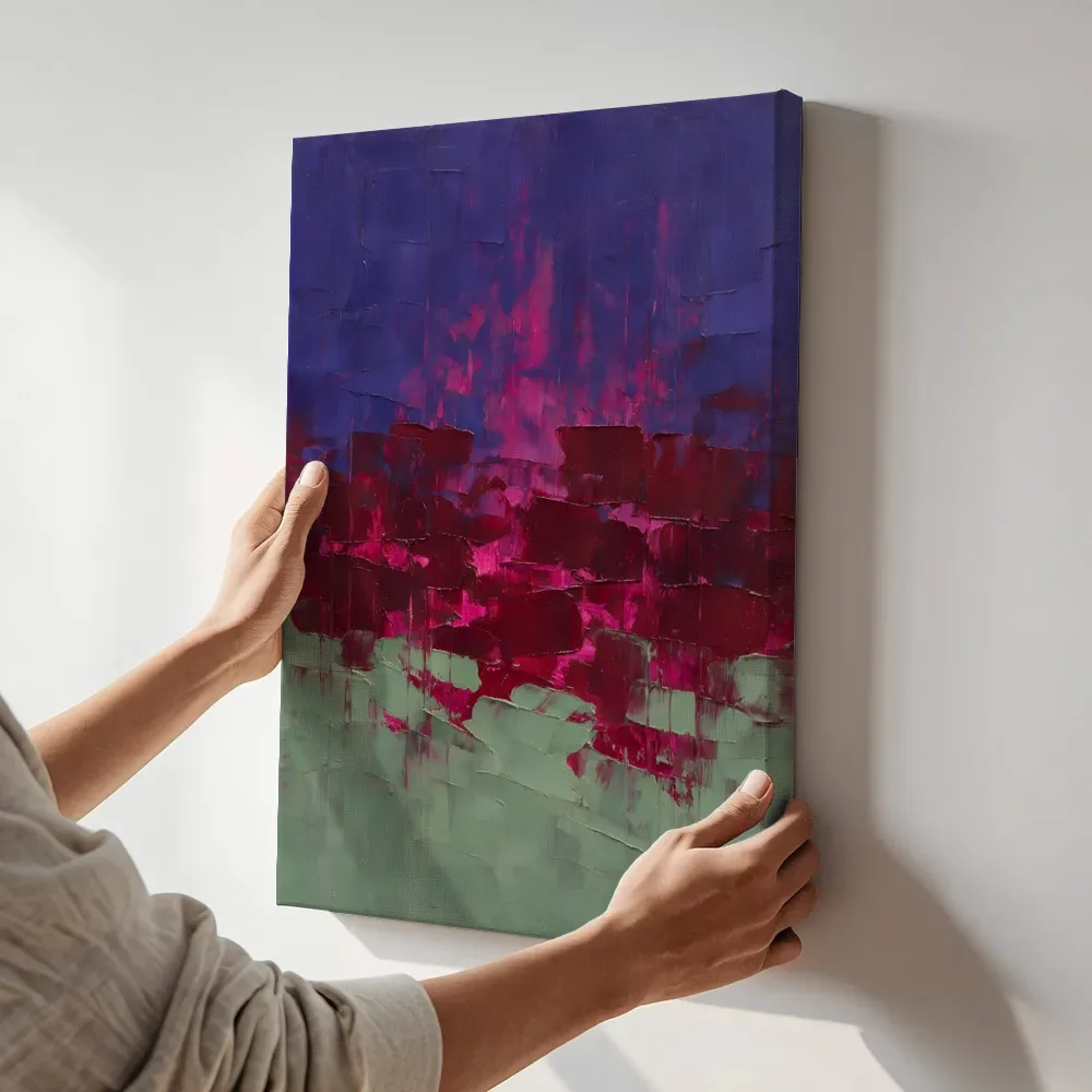Sfeerimpressie: Bordeaux en magenta met gebroken front terwijl het aan de muur wordt gehangen