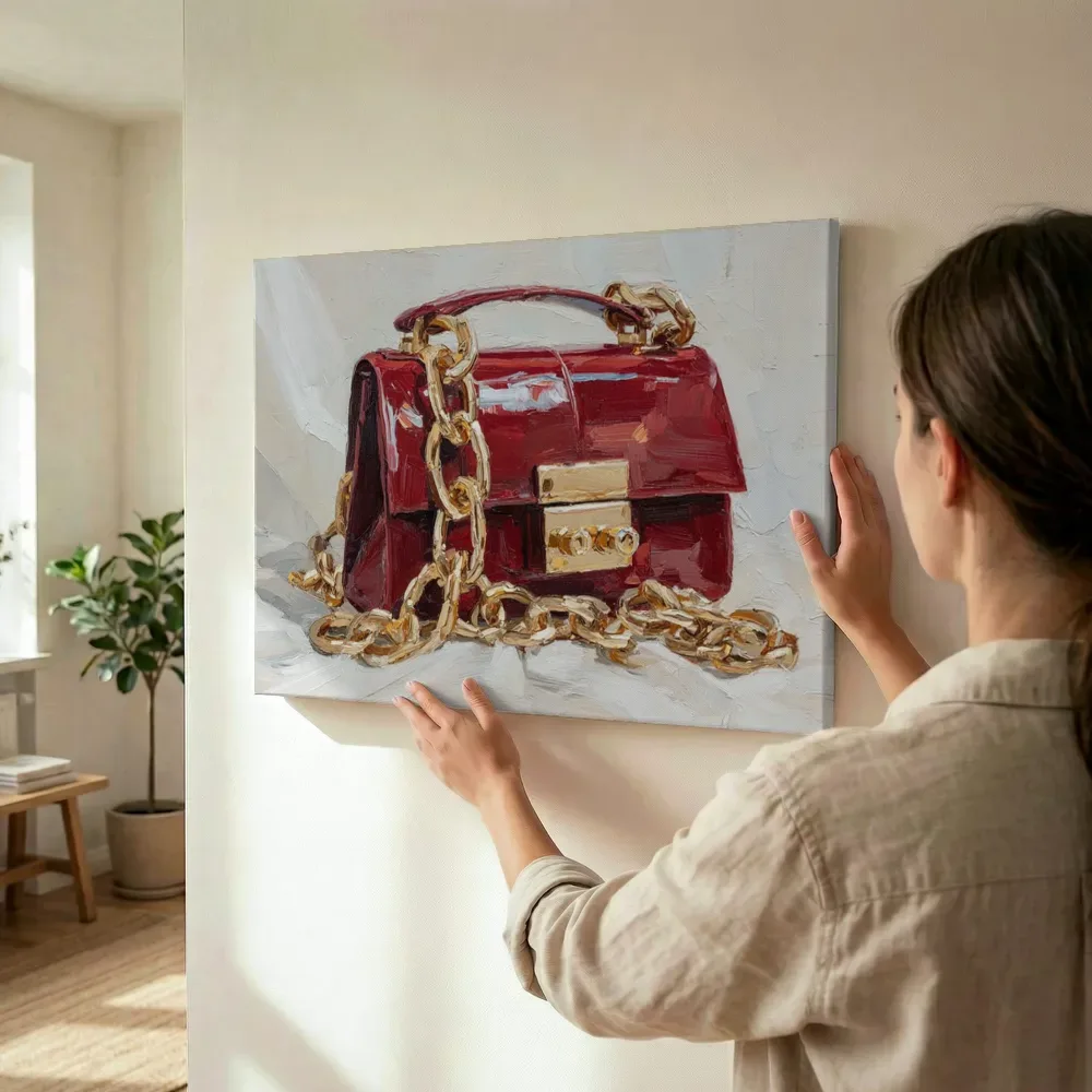 Sfeerimpressie: Bordeauxrode tas met ketting terwijl het wordt opgehangen
