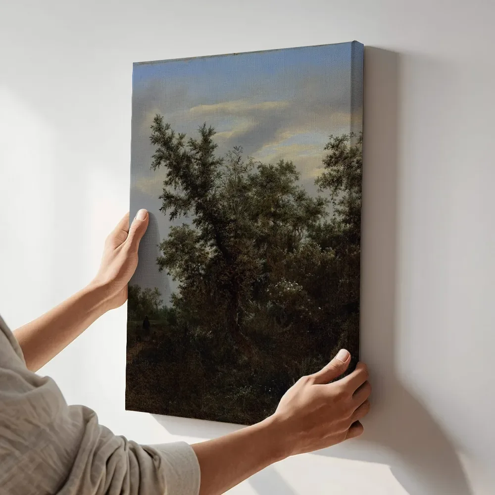 Sfeerimpressie: Bosgezicht met een zandpad van Jacob van Ruisdael terwijl het aan de muur wordt gehangen