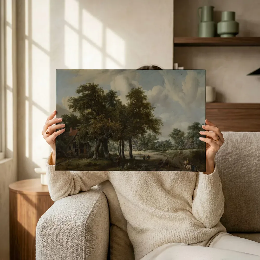 Sfeerimpressie: Boslandschap met boerenhoeven van Meindert Hobbema terwijl het omhoog wordt gehouden