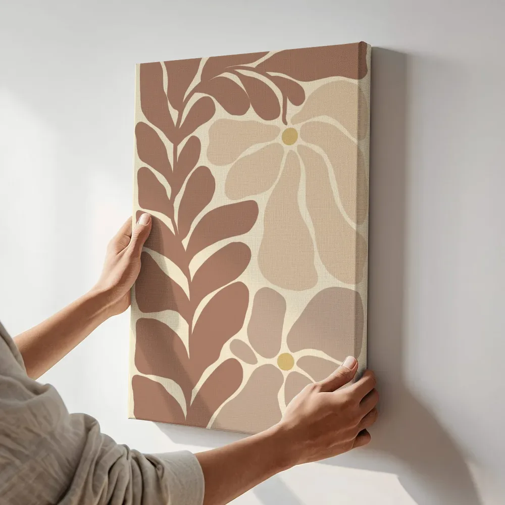 Sfeerimpressie: Botanische bladeren en bloemenprint terwijl het aan de muur wordt gehangen