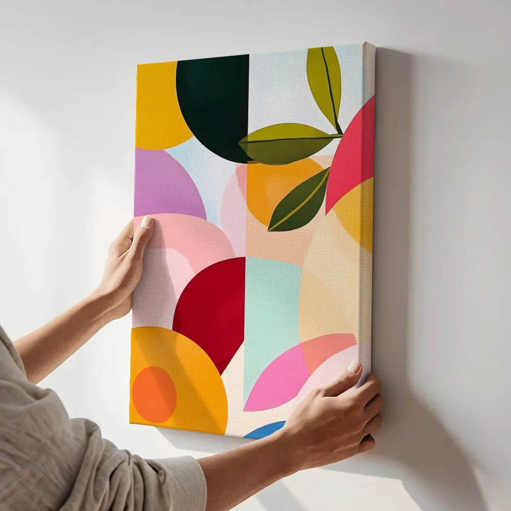 Sfeerimpressie: Botanische compositie met bladeren en bloem terwijl het aan de muur wordt gehangen