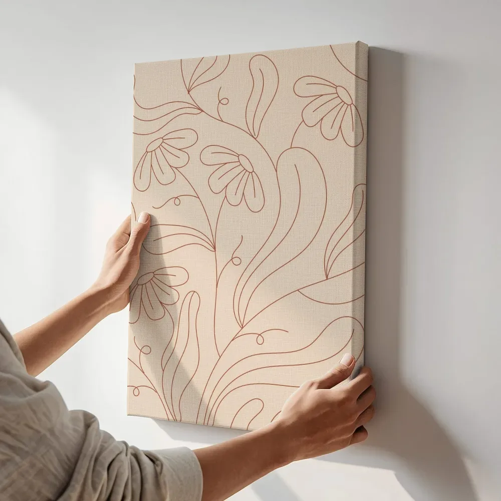 Sfeerimpressie: Botanische lijntekening met madeliefjes terwijl het aan de muur wordt gehangen