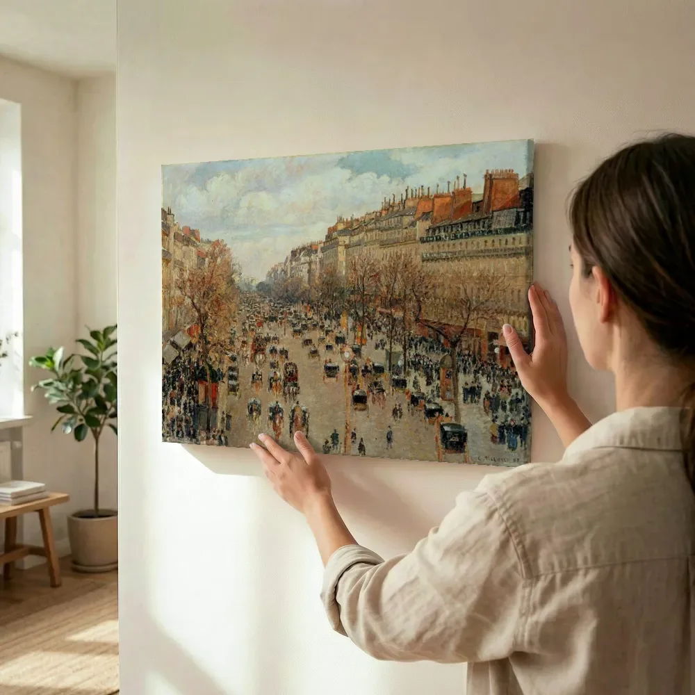 Sfeerimpressie: Boulevard Montmartre, soleil après-midi van Camille Pissarro terwijl het wordt opgehangen