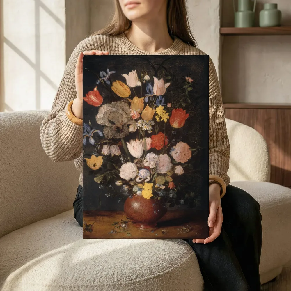 Sfeerimpressie: Boeket bloemen in een aardewerken vaas van Jan Brueghel de Oude terwijl het zittend wordt getoond